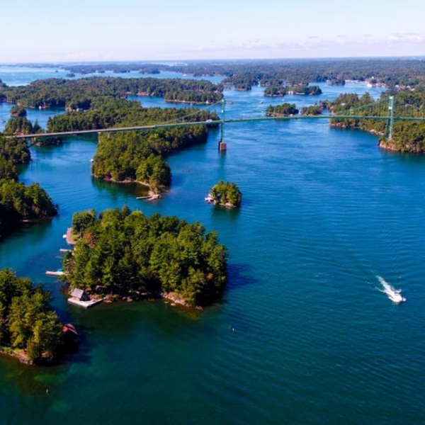 Many boat tours provide visitors with breathtaking views of the islands, mansions, and natural beauty of the region. 