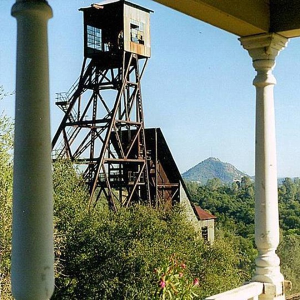 By the late 1800s and early 1900s, the mine developed deep vertical shafts, ultimately reaching approximately 5,912 feet, making it the deepest gold mine in North America at the time. 