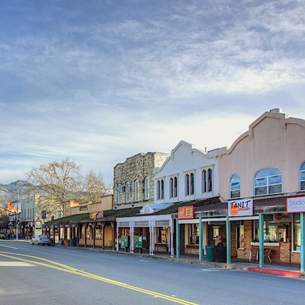 The main street, Lincoln Avenue, is packed with tasting rooms, restaurants, art galleries, and boutique shops, most within a few blocks. 