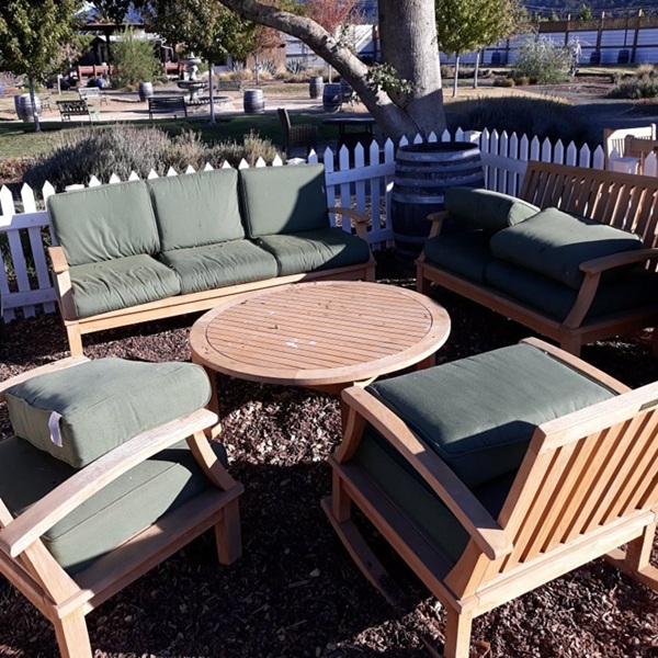 The property includes shaded picnic areas, gardens, and walking paths, giving visitors a relaxed setting while they wait for the next eruption. 