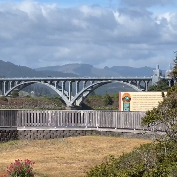 McCullough combined engineering with artistic design, giving the bridge elegant arches, Art Deco details, decorative pylons, and architectural styling rarely seen in highway bridges of the era.