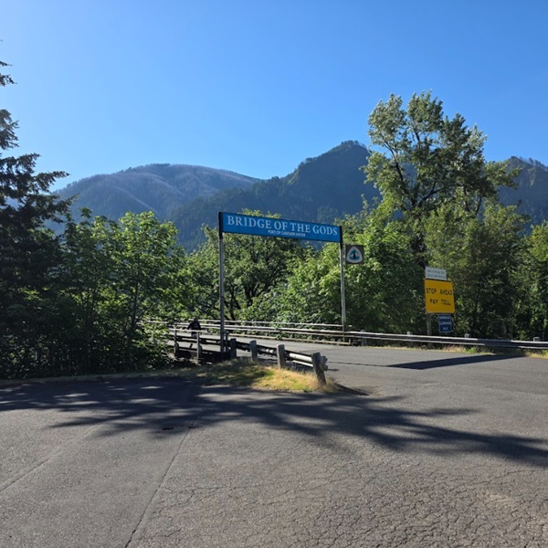 The bridge opened in 1926, providing one of the first permanent highway connections between the two communities and significantly improving travel through the Gorge. 