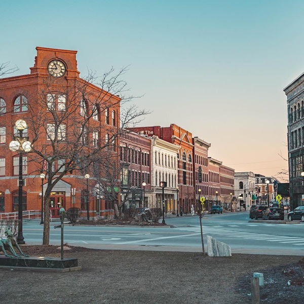 Downtown Rutland Historic District offers a charming downtown area with well-preserved historic buildings, unique shops, restaurants, and art galleries. 