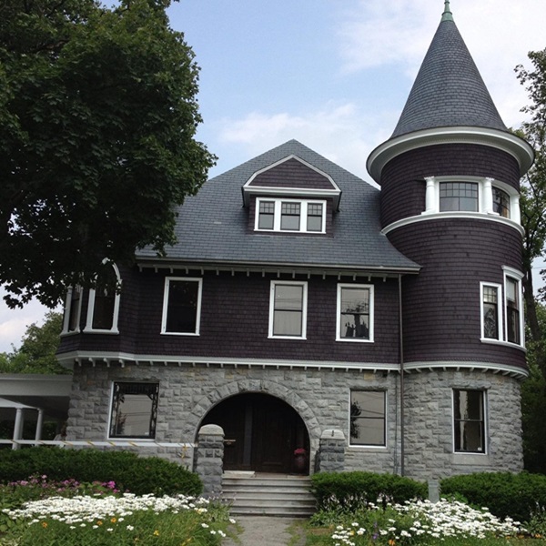 Chaffee Art Center: A historic mansion turned art gallery, featuring rotating exhibits of local and regional artists, as well as art classes and workshops. 