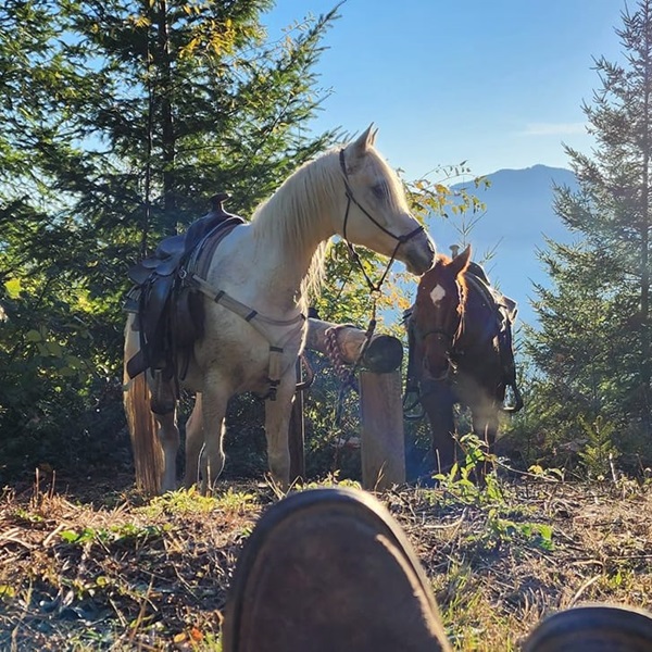 EZ Times Outfitters operates seasonally from spring through fall, allowing visitors to experience the beauty of the Pacific Northwest in different seasons. 