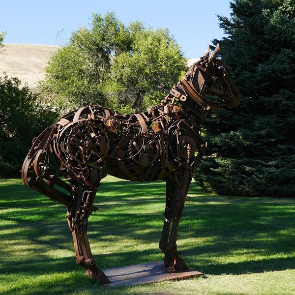 Located in the 1902 Presby Mansion, the Klickitat County Historical Society Museum showcases exhibits on pioneer life, agriculture, and the town of Goldendale. 
