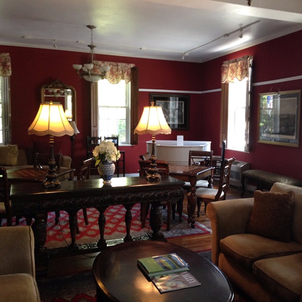 The inn’s architecture reflects its long history, with charming period details, including woodwork, fireplaces, and antique furnishings that add to the ambiance. 