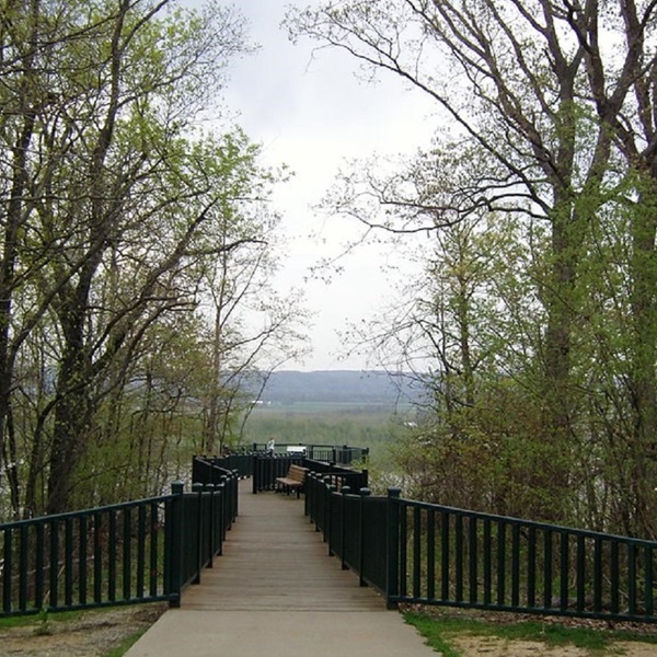 The park boasts stunning scenic overlooks that offer panoramic views of the Mississippi River, and visitors can enjoy breathtaking vistas. 