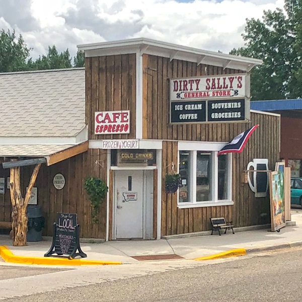 For a slower pace, the town offers local cafes, craft breweries, and Western-style shops, providing a glimpse into small-town Wyoming hospitality. 