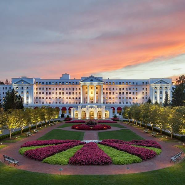 The Greenbrier Resort, a world-famous luxury resort in White Sulphur Springs, draws visitors with its mineral springs, extensive spa, golf courses, and Cold War-era bunker tours.