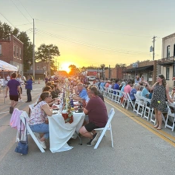 Visitors can attend community festivals and events, including Route 66-themed gatherings, holiday celebrations, and car shows. 