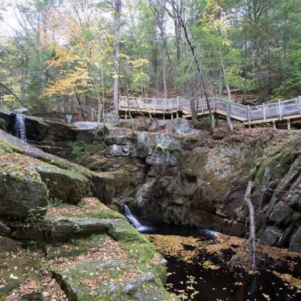 An easily-accessed viewing platform overlooks the falls. 