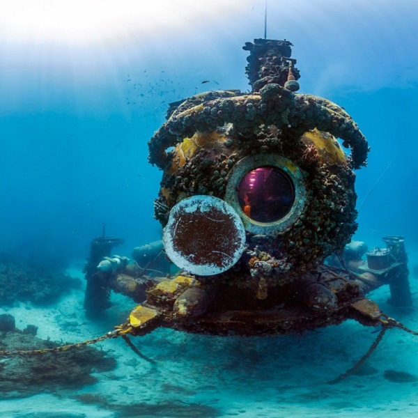 Years of wrecks on the Molasses Reef provides ideal snorkeling and diving opportunities under its lighthouse.