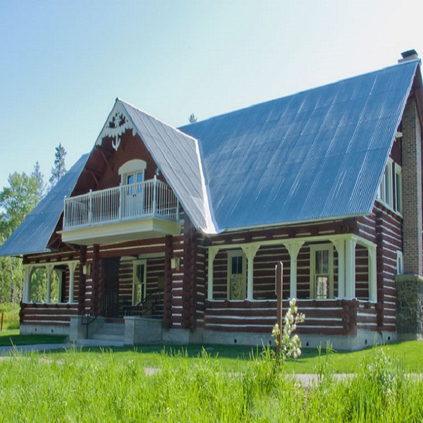 The Mesa Nature Trail starts at the upper parking lot of the Mesa Falls Visitor Center. 