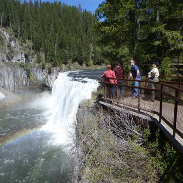 A rainbow often decorates the canyon on summer mornings when sunlight passes through the mist. 