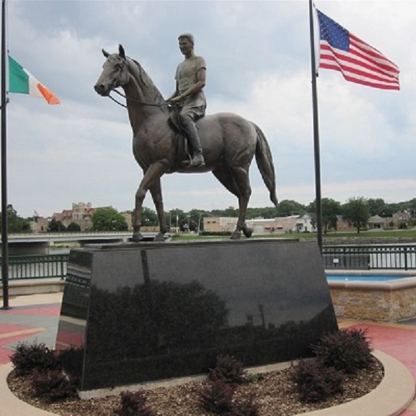 Begins the Trail is the statue memorializing Ronald Reagan in his boyhood of Dixon. 