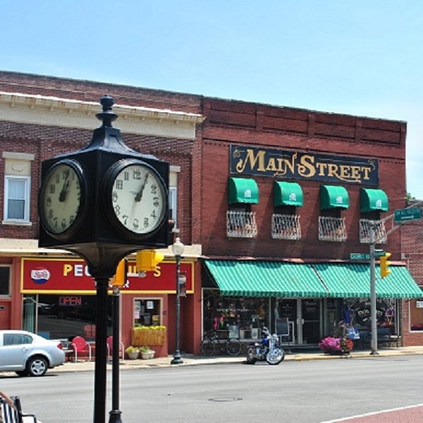 Quaint towns and villages, such as Chesterton, offer antiquing, fine dining, museums, comfortable and affordable accommodations, and various things to do for the entire family after time at the Dunes.