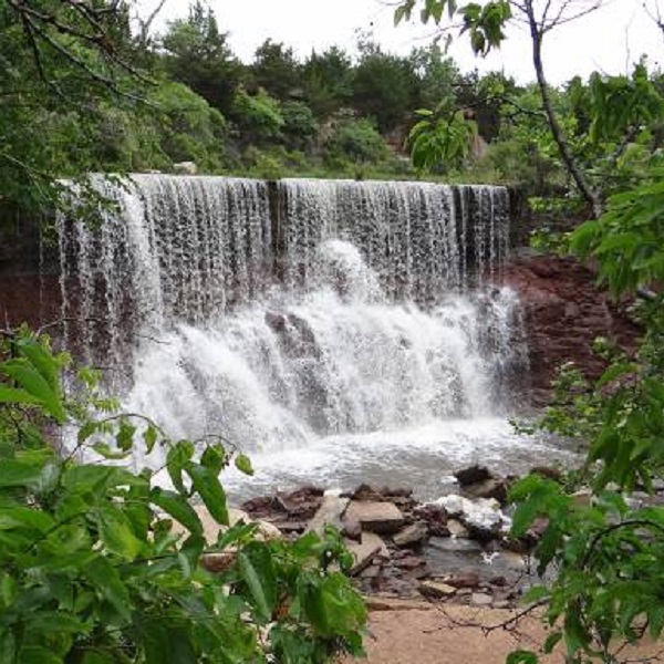 The falls are best viewed following heavy rains when the lake level is high. 
