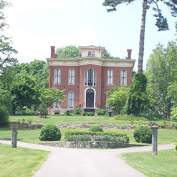 The house and grounds are adjacent to Hobson Grove, a 200-acre city park, which includes a golf course. 