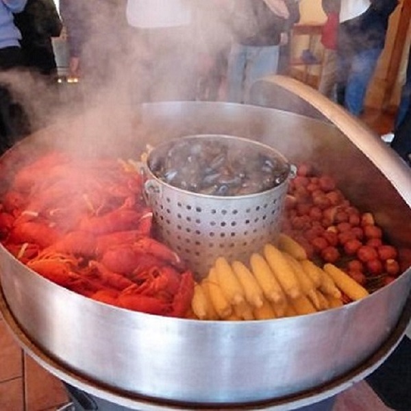 Trenton’s restaurants offer a time-honored meal tradition of New England lobster bakes.