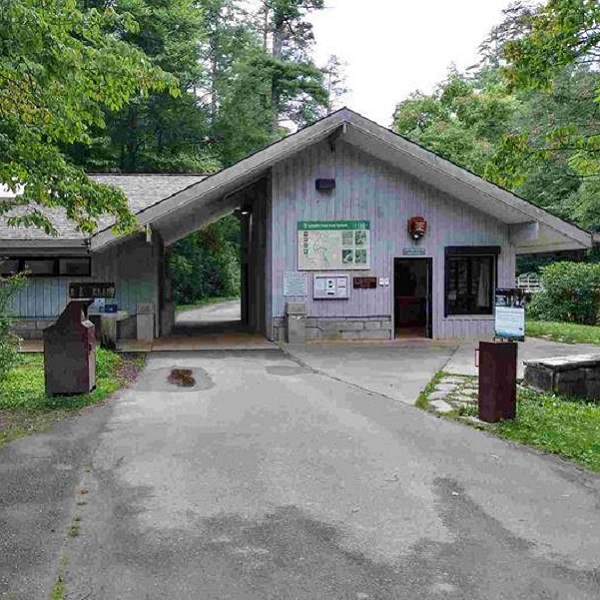 All trails to the falls begin behind the Visitor Center, which offers information, maps, souvenirs, and restrooms to visitors. 