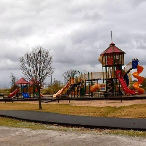 This is a kid-friendly destination, with the large playground in the park near the river, and the Oklahoma State Aquarium, both within walking distance.