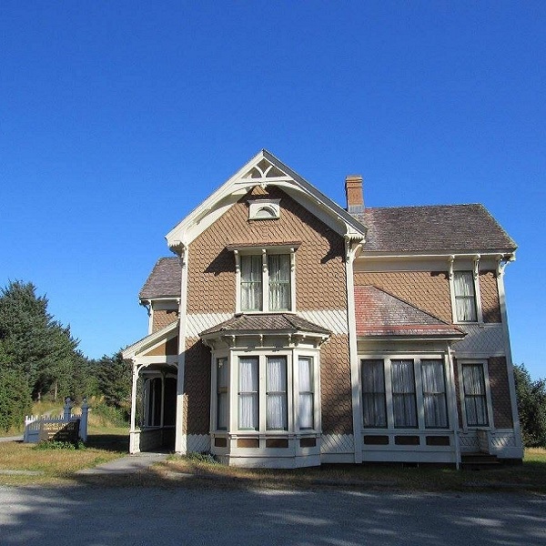 The Hughes House is one of the best-preserved house by local builder P. J. Lindberg of Port Orford. 