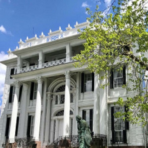 Linden Place Mansion is an example of the Federal-style architecture in Bristol. It was originally constructed in 1810 by slave trader General George DeWolf. Visitors can explore the mansion as part of guided tours. 