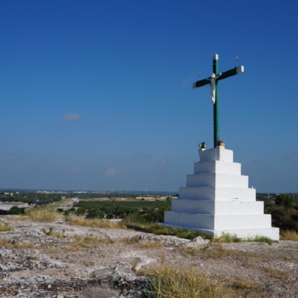 The Santa Cruz monument above the Rio Grande. 