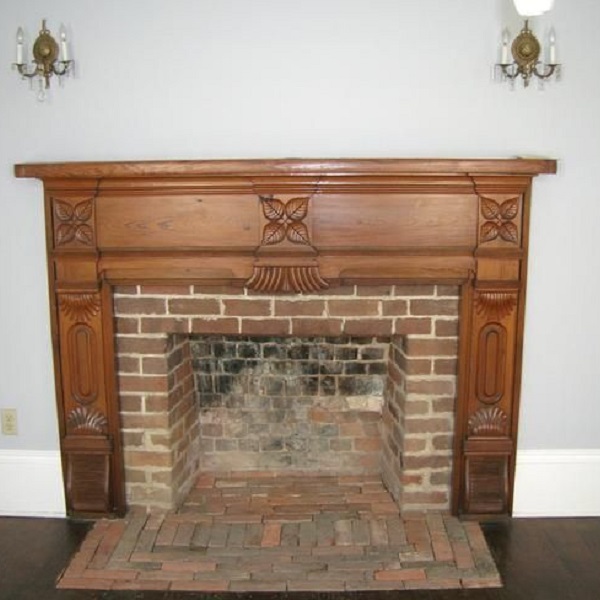 A smaller mantel of Buckner’s in a similar pattern as the living room is found in the sitting room. 