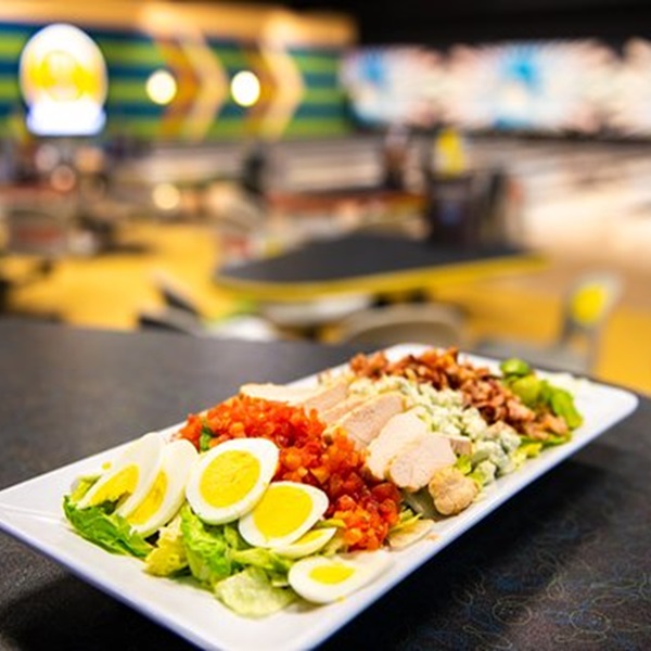 Visitors to Fast Lane can refuel and recharge at the on-site restaurant and snack bar, which offers a variety of menu options ranging from appetizers and sandwiches to pizza and desserts. 