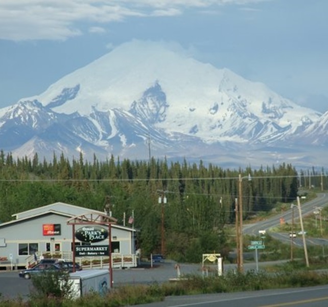 Glennallen serves as the gateway to Wrangell-St. Elias National Park, the largest national park in the United States. 