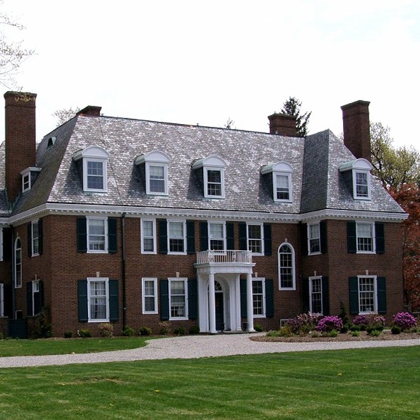 Built in 1929 for Edward Ingraham, a prominent businessman in the town's clockmaking industry, the Marlborough house embodies the grandeur and elegance of the Georgian Revival style. 