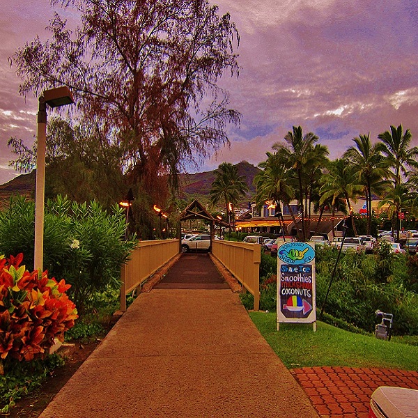 Lihu’e offers a variety of dining and shopping opportunities following a day spent in its natural environment. 