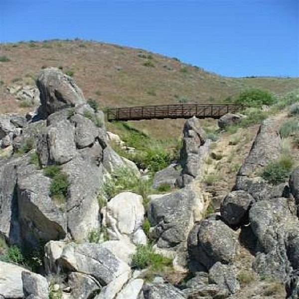 The Lower Hulls Gulch trail is a well-managed and easy-to-navigate hike that gains about 700 feet in elevation. 