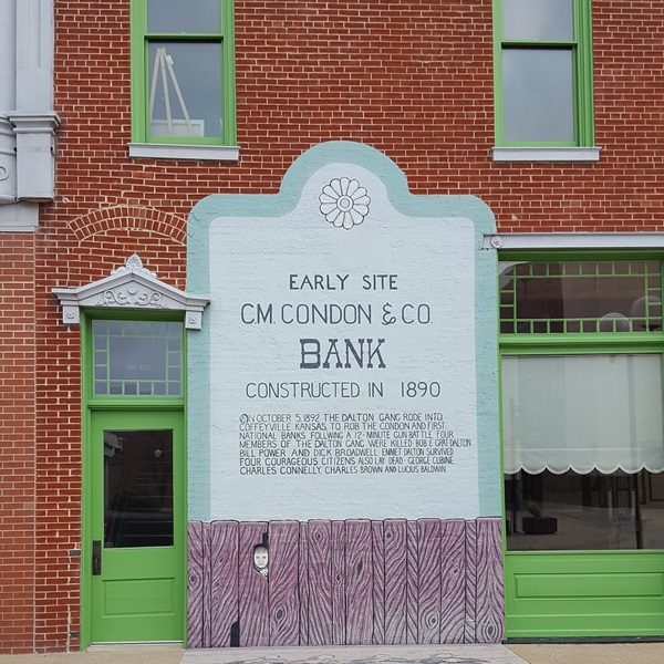 The Dalton brothers and their gang attempted to rob two banks in Coffeyville simultaneously, a strategy that ultimately failed. 