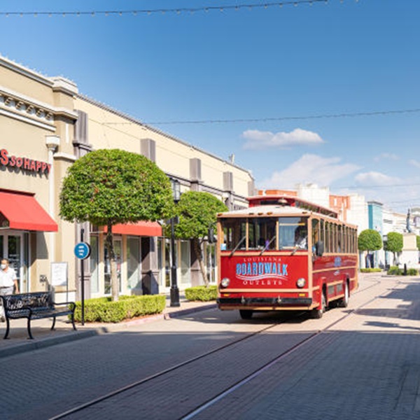 Louisiana Boardwalk is an outdoor shopping center that features over 100 outlet stores, restaurants, and attractions. 