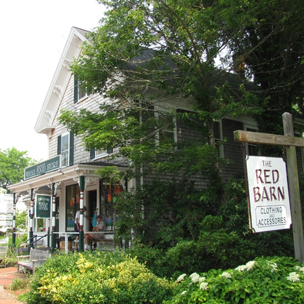 Visitors should make a point of strolling through the quaint downtown, with its colorful shops, art galleries, and cozy cafes in a Cape Cod atmosphere. 