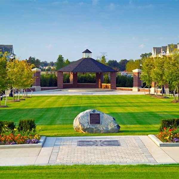 The city boasts a vibrant arts and culture scene and hosts various events, including art exhibitions, live music performances, and theatrical productions. 