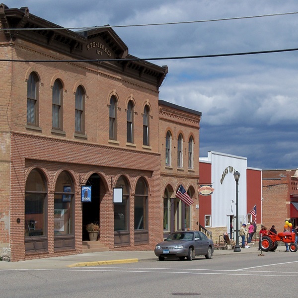 Henderson has many popular local restaurants, gathering spots known for its comfort food and friendly atmosphere. It's a great place to experience local hospitality. 