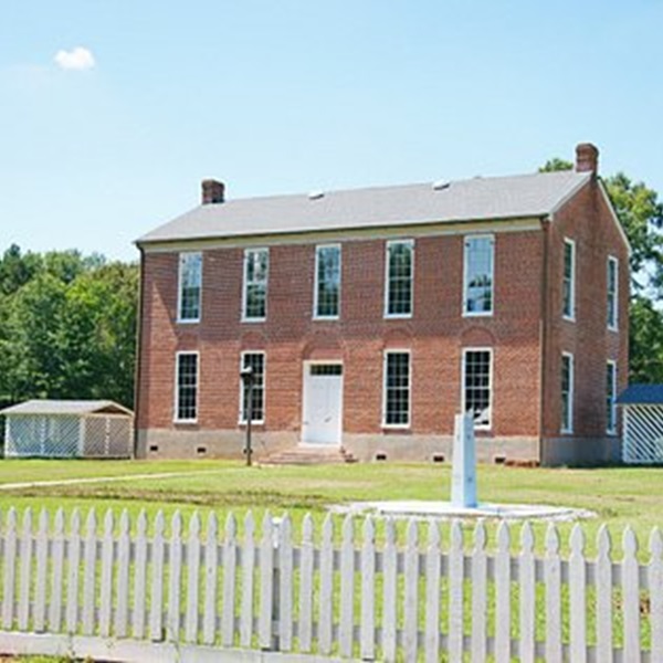 The town was founded in 1858 and has a deep historical heritage, with many old buildings and landmarks that reflect its past. 