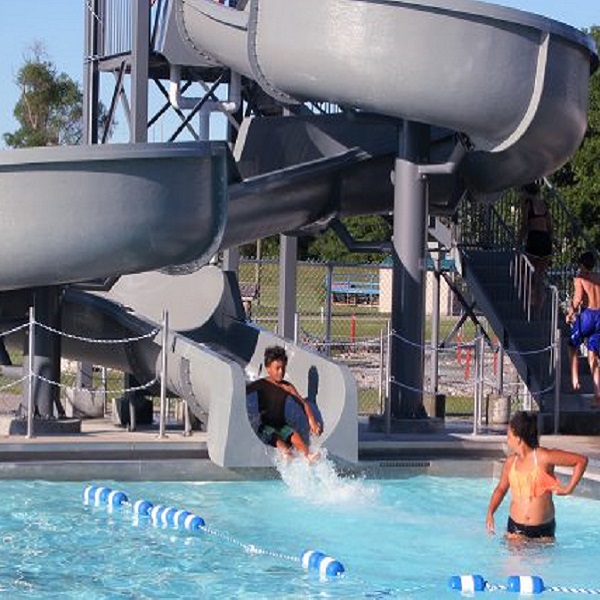 Lisbon’s outdoor swimming pool is part of Sandager Park’s many recreational diversions. 