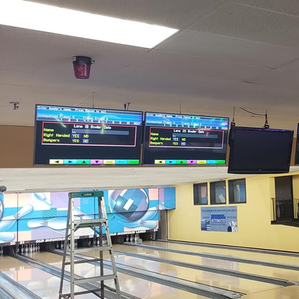 The lanes feature Brunswick Anvilane surfaces, updated in 2009, and LCD scoring monitors. 