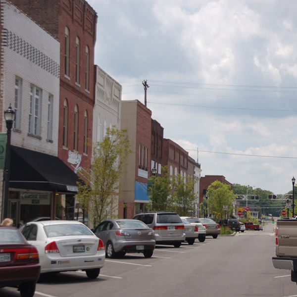 Enjoy the local cafes and shops that line the streets of the downtown area…perfect for strolls to soak in the Southern charm of Dickson. 