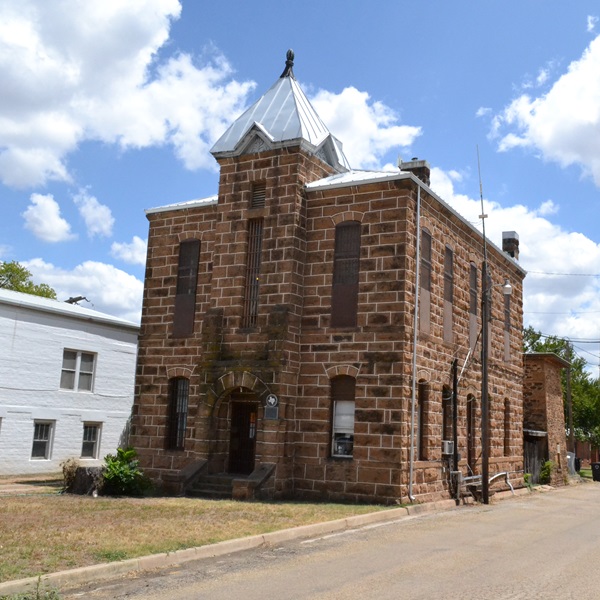 German immigrants arrived in the 1850s and left their mark on Mason's architecture. The town has beautiful examples of German craftsmanship, such as the Mason County Jail. 