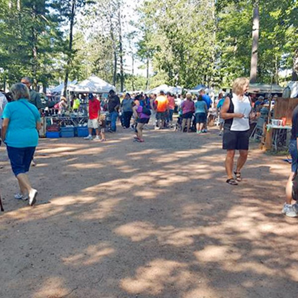 Discover handcrafted souvenirs, Northwoods-themed apparel, and delicious locally-made treats at the St. Germain Flea Market. 