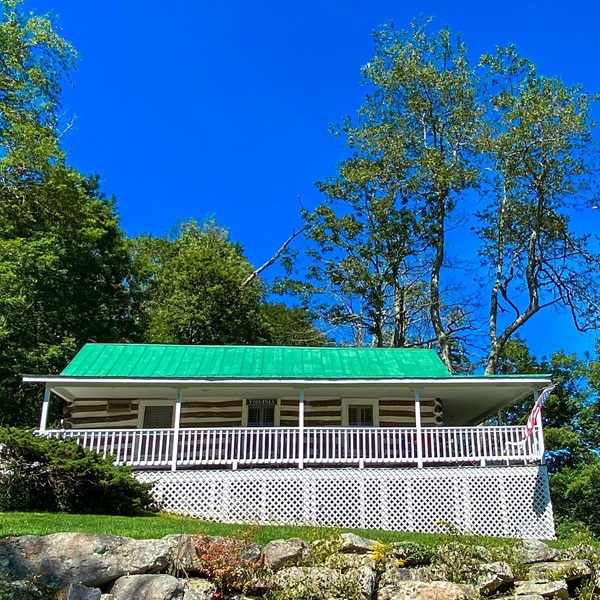 Visitors can stay in the same cabins featured in the film, participate in dance lessons inspired by the movie, and explore memorabilia and artifacts from the filming. 
