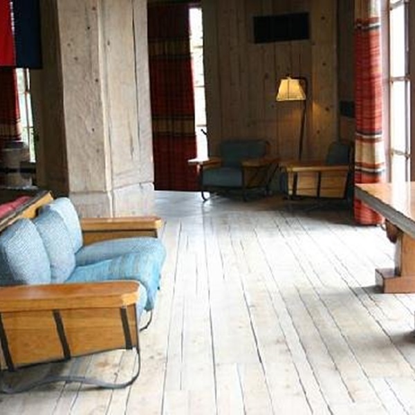 During filming, crew members had fun with the word, writing it backward on doors and windows throughout Timberline Lodge to create an eerie effect. 