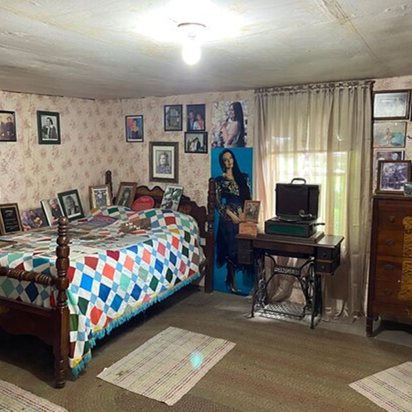 Loretta Lynn's Homeplace features a collection of memorabilia and artifacts related to the singer's life and career. 