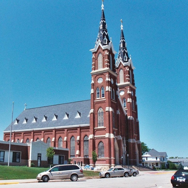 Dyersville is home to the stunning St. Francis Xavier Basilica, a prominent landmark in the community, and is one of the few basilicas located outside an urban area. 